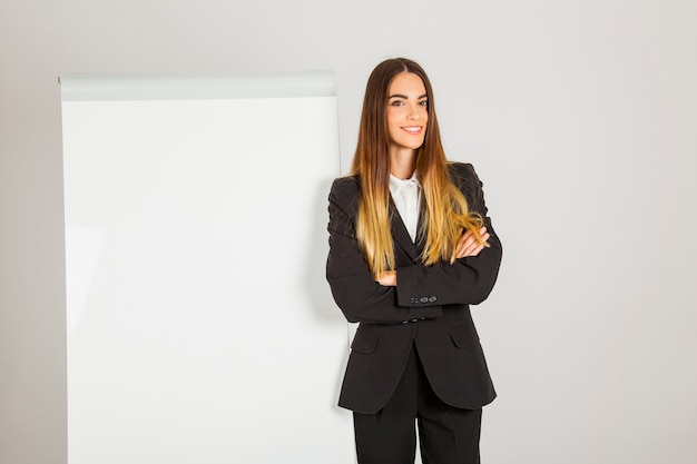 Foto gratuita amichevole donna professionale con lavagna