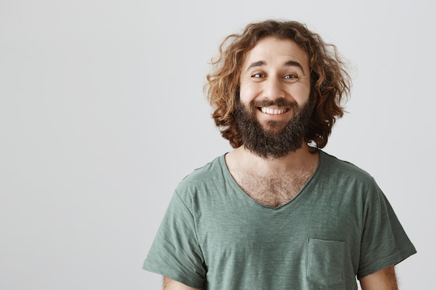 Foto gratuita uomo mediorientale sorridente amichevole con la barba lunga