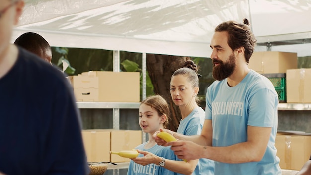 Foto gratuita volontari amichevoli all'evento di raccolta alimentare