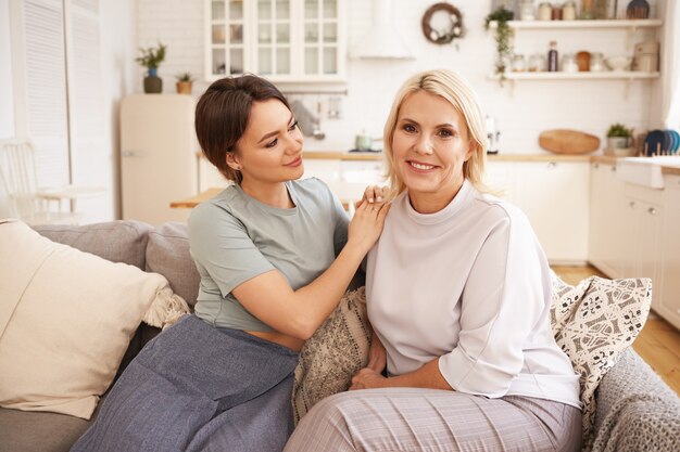 Friends are sitting and chatting on the couch