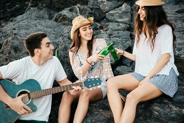 Друзья на пляже с гитарой