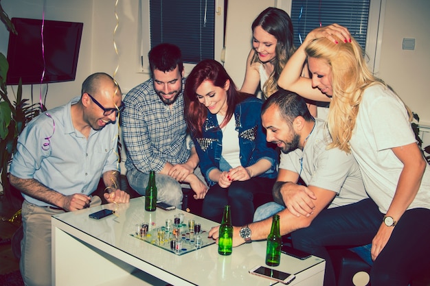 Foto gratuita amici, boardgames e party