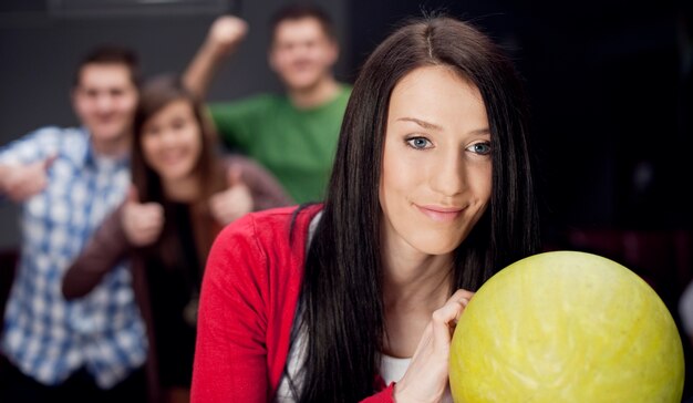 Foto gratuita amici che giocano a bowling insieme