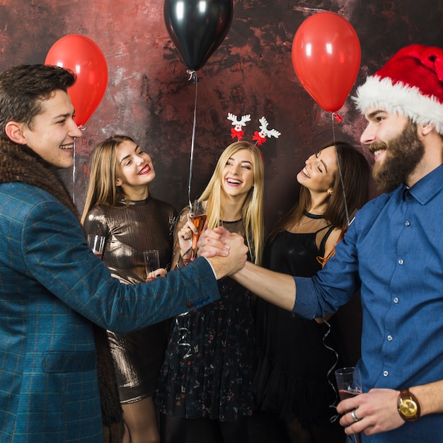 Foto gratuita amici che celebrano il 2018 con stretta di mano