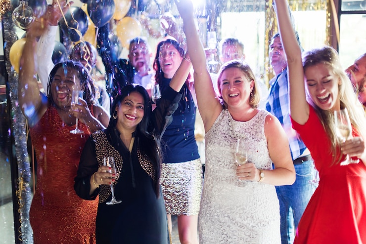 Free Photo friends celebrating new years eve