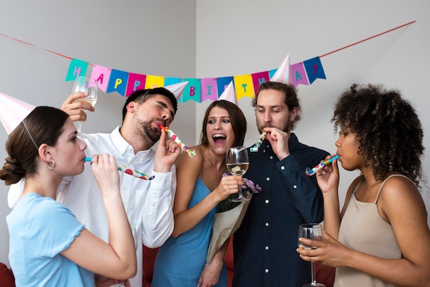 Foto gratuita amici che festeggiano insieme un colpo medio