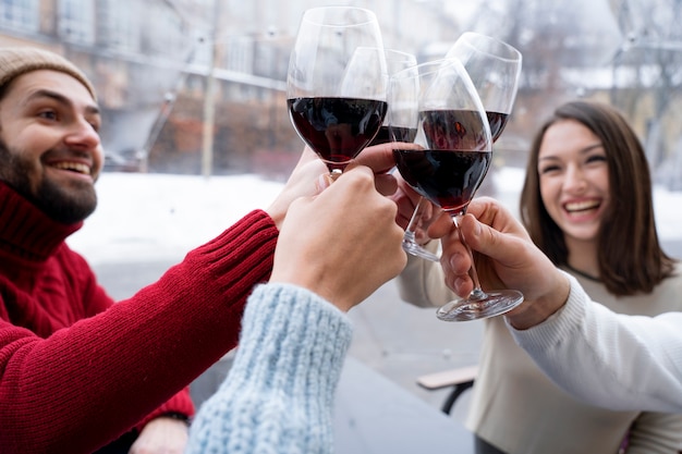 Amici che fanno il tifo con bicchieri di vino dopo la riunione