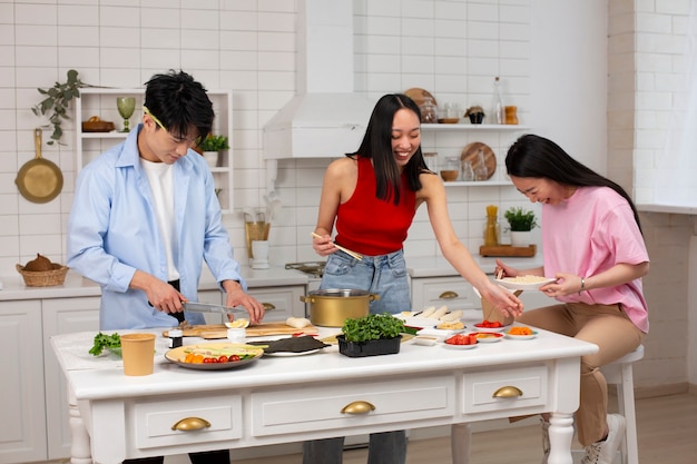 Amici che cucinano insieme cibo giapponese