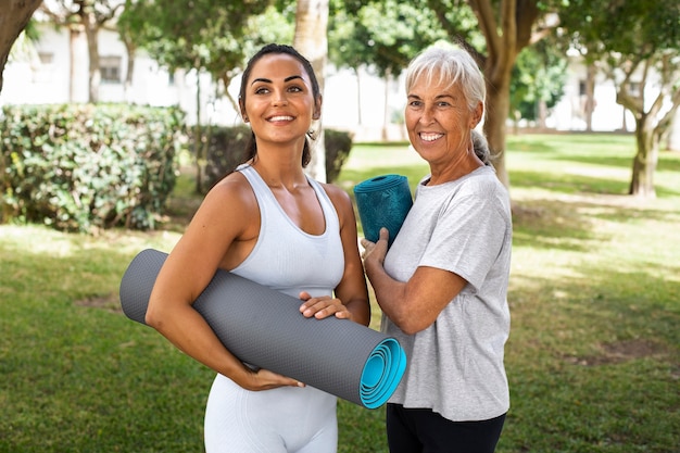 Amici che fanno yoga insieme nel parco