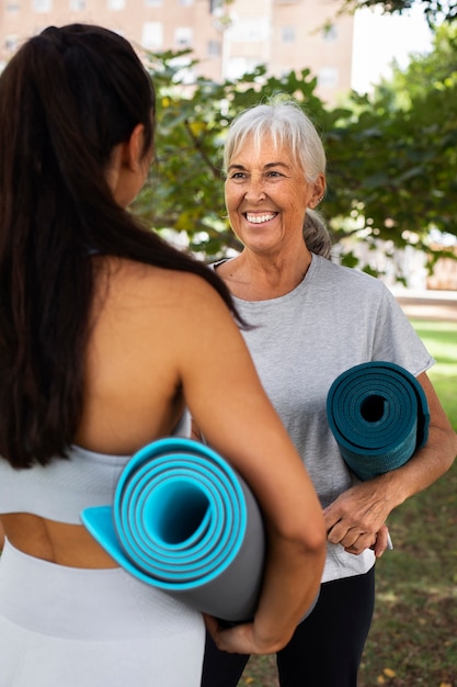 Foto gratuita amici che fanno yoga insieme nel parco