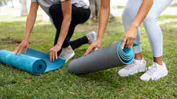 Foto gratuita amici che fanno yoga insieme nel parco