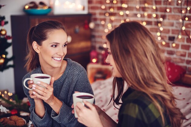 お茶を飲んだりおしゃべりしたりする友達