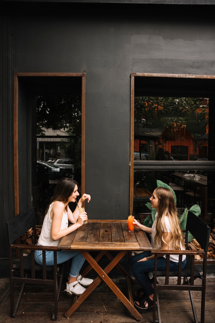 Free Photo friends drinking