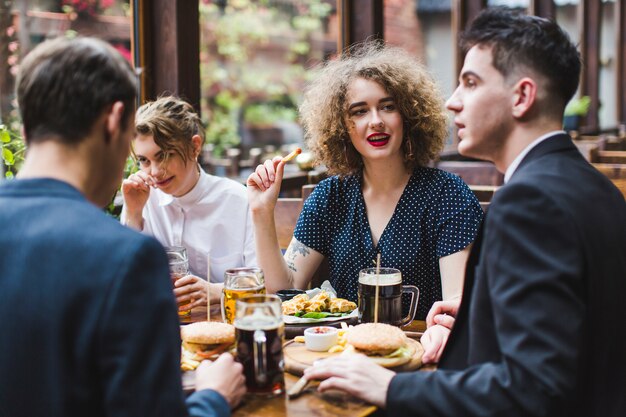 レストランで食事や会話をする友達