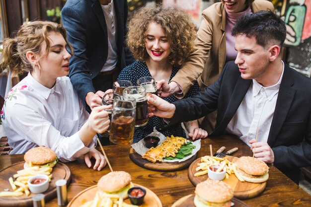 レストランで食事や会話をする友達