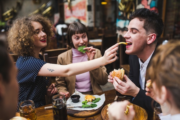 Foto gratuita amici che mangiano e conversano nel ristorante