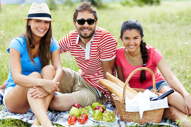 Friends eating healthy food