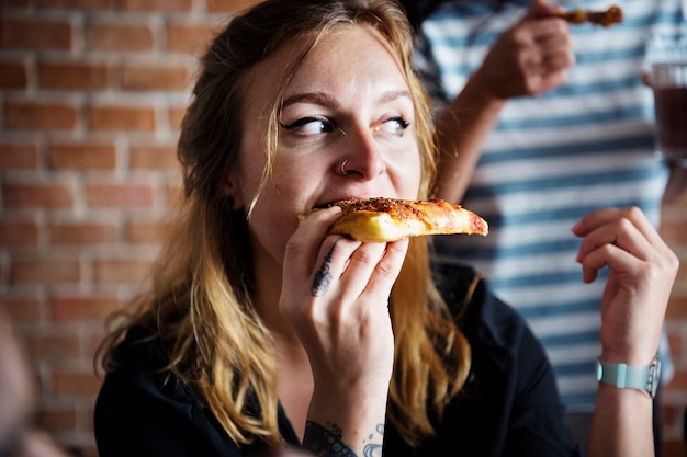 Foto gratuita amici che mangiano pizza insieme a casa