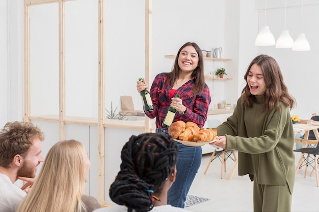 Free photo friends eating together