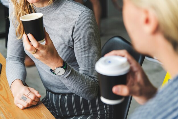 熱いコーヒーを一緒に楽しむ友だち