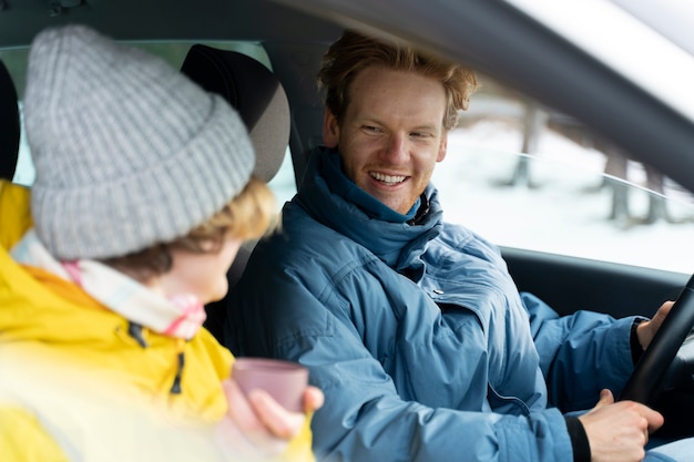 Foto gratuita amici che si godono il viaggio invernale