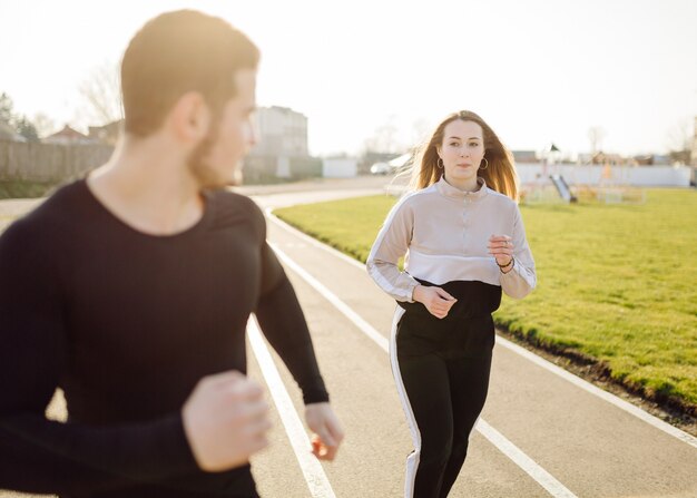 友達のフィットネストレーニング一緒に屋外でアクティブな健康的な生活