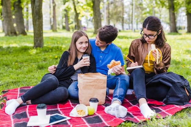 Foto gratuita amici, cibo e studio