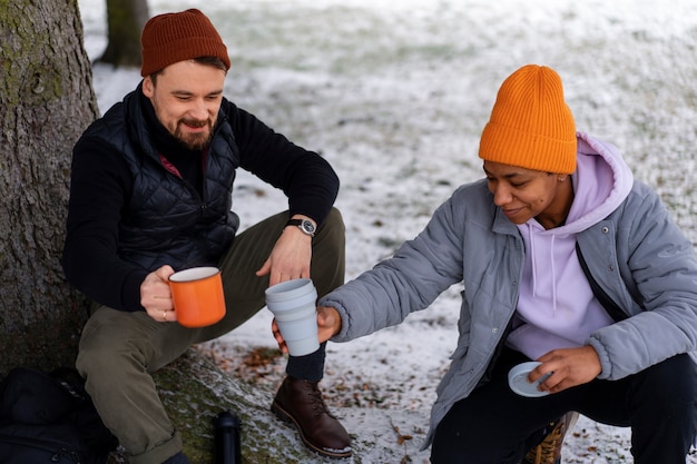 Foto gratuita amici che fanno escursioni in inverno