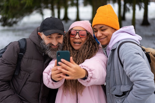 Foto gratuita amici che fanno escursioni in inverno