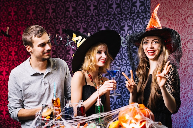 Бесплатное фото Друзья на вечеринке на хэллоуин