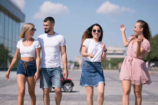 Foto gratuita amici che vanno in giro in città