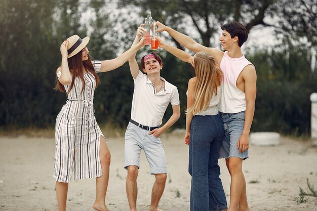 Foto gratuita gli amici si divertono su una spiaggia con bevande