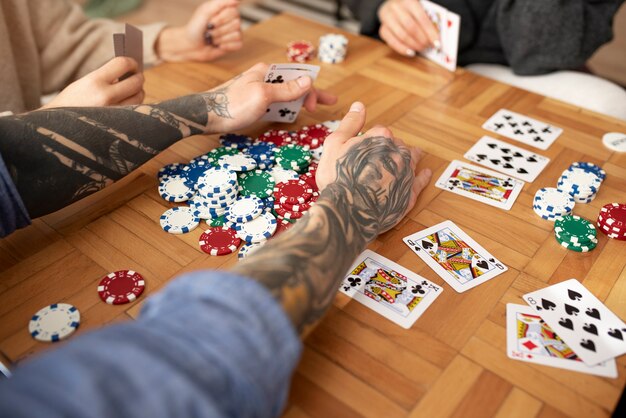 友達はポーカーをプレイしながら楽しい時間を過ごします