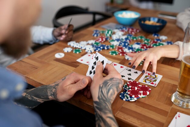 Друзья развлекаются, играя в покер