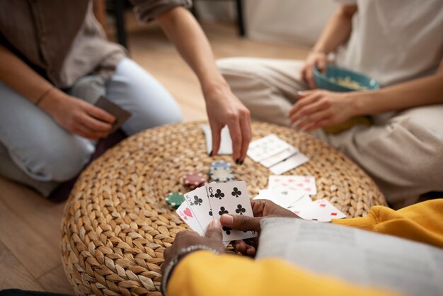 포커 게임을 하는 동안 친구들이 즐거운 시간을 보내고 있습니다.