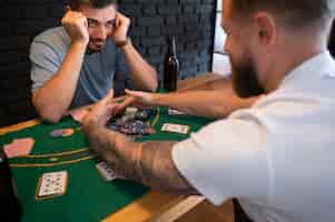 Бесплатное фото Друзья проводят ночь в покере