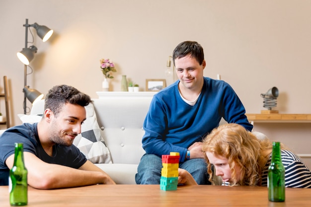 Amici bevendo una birra e giocando a casa