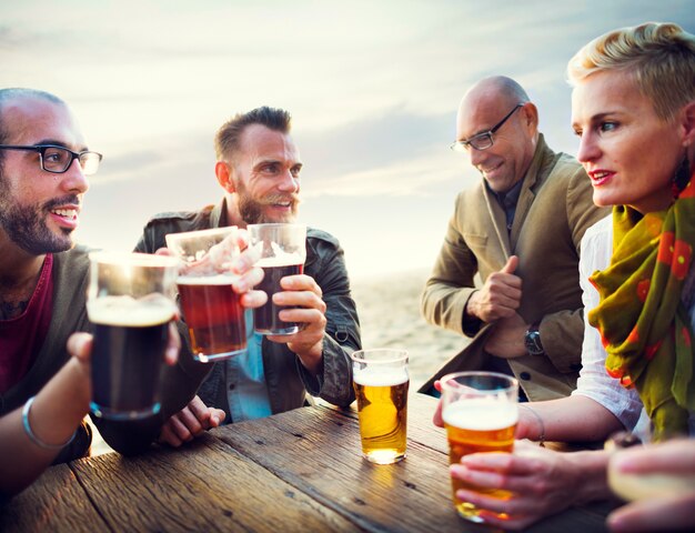 Free photo friends having beers
