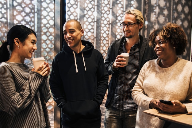 Amici che hanno una pausa caffè