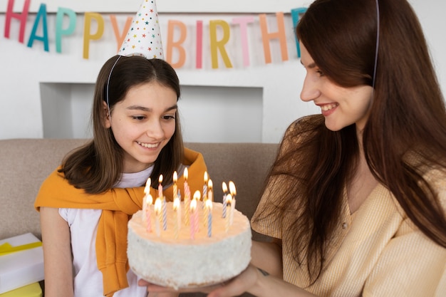 Foto gratuita amici che fanno una festa covid