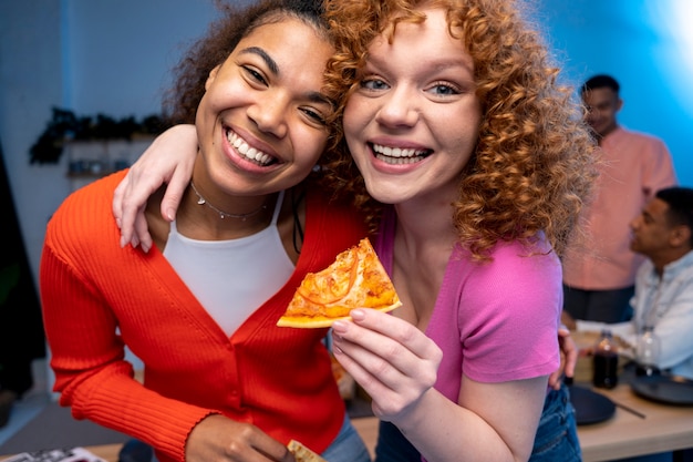 Foto gratuita amici che fanno una festa affollata a casa