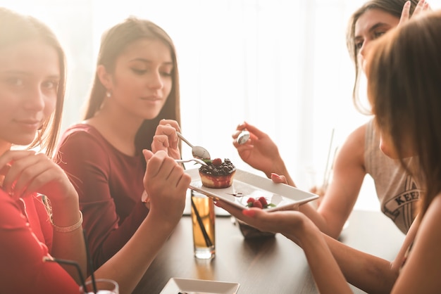 レストランで夕食を食べた友達