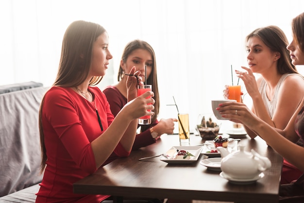 レストランで夕食を食べた友達