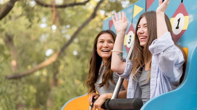 Foto gratuita amici che si divertono al parco di divertimenti