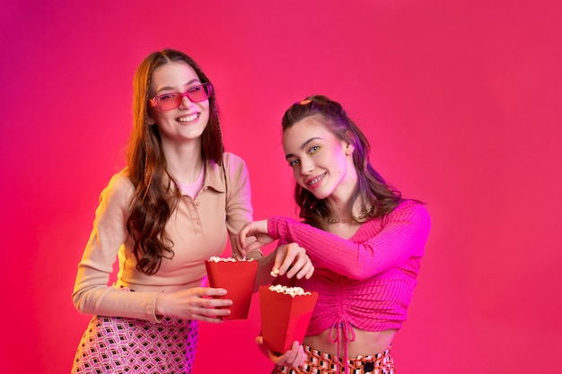 Бесплатное фото Друзья веселятся на поп-вечеринке