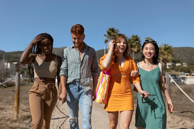 Foto gratuita amici che si divertono in riva al mare