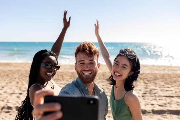 Amici che si divertono in riva al mare