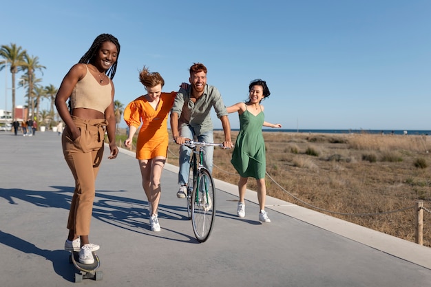 Foto gratuita amici che si divertono in riva al mare