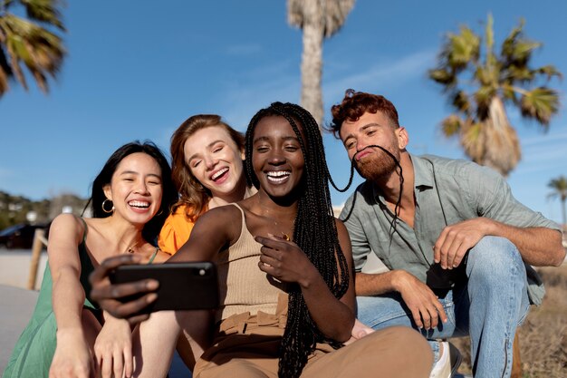 Free photo friends having fun by the sea side