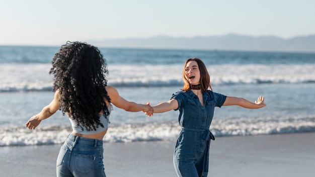 Free photo friends having fun by the seaside